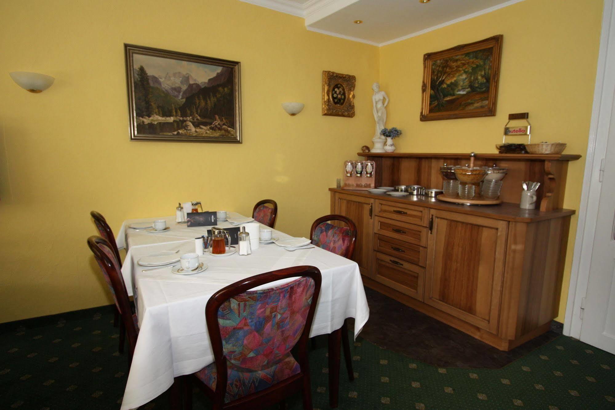 Hotel Garni Almenrausch Und Edelweiss Гармиш-Партенкирхен Экстерьер фото
