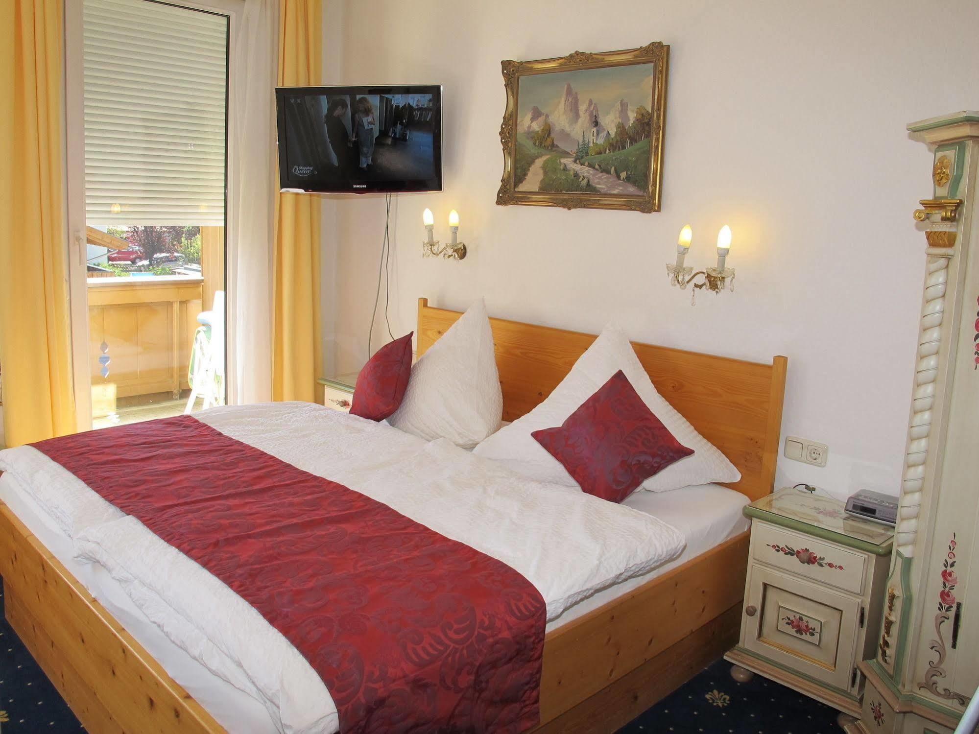 Hotel Garni Almenrausch Und Edelweiss Гармиш-Партенкирхен Экстерьер фото