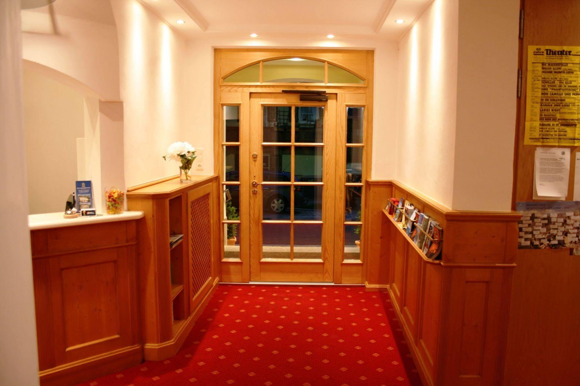 Hotel Garni Almenrausch Und Edelweiss Гармиш-Партенкирхен Экстерьер фото