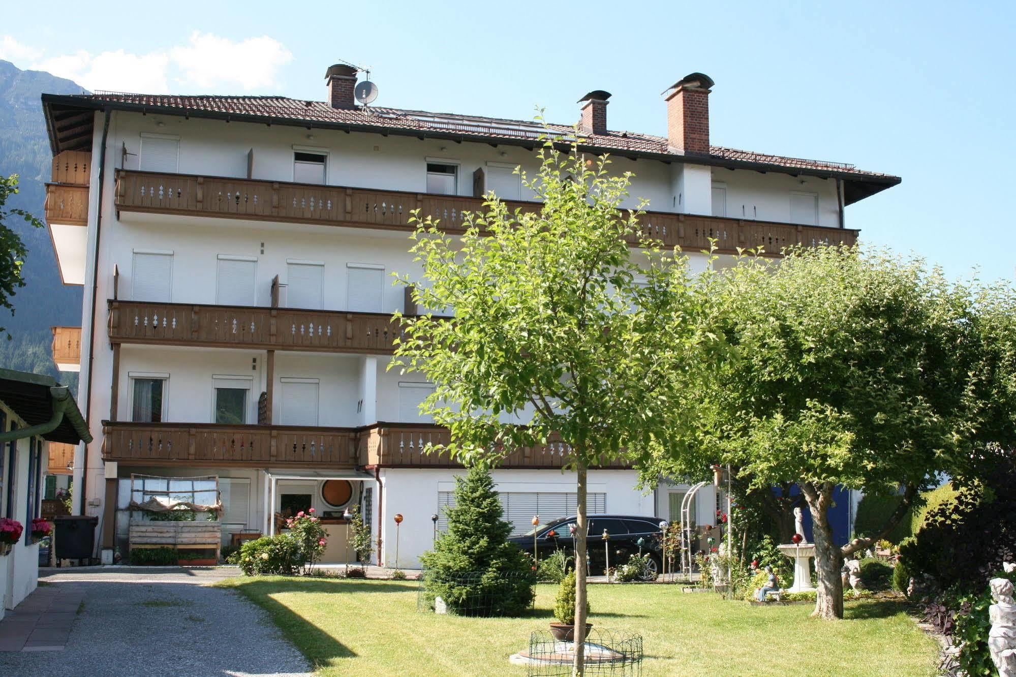 Hotel Garni Almenrausch Und Edelweiss Гармиш-Партенкирхен Экстерьер фото